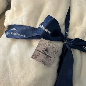 NWT Tommy Bahama soft White fluffy throw Blanket